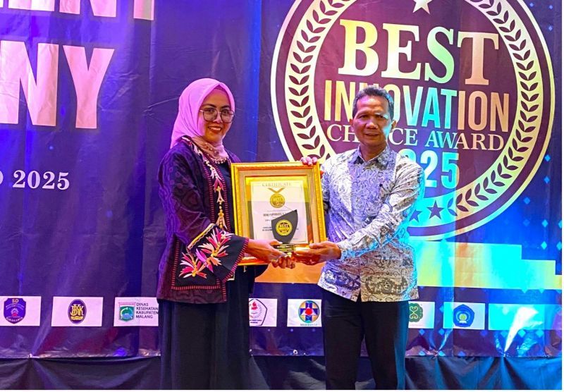 Kepala SMA Labschoool Unesa 1 Surabaya, Dewi Purwanti terima penghargaan dari Kabiro Kestra Setda DIY, Faisal Muslim.