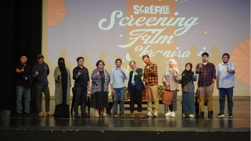 Koorprodi dan segenap dosen selingkup Sastra Indonesia Unesa bersama penulis karya, dan narasumber.