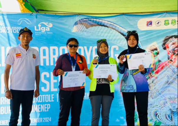 Nama Farahdina Camelia (tengah-kostum hijau) dalam awarding kejuaraan paralayang September 2024 lalu.