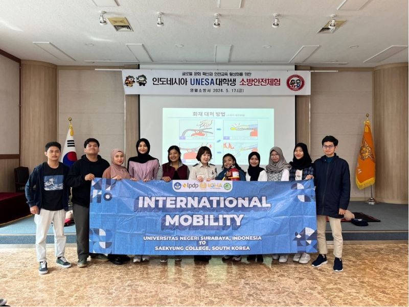 Gita Ayu Permatasari (tiga dari kanan) dan sejumlah mahasiswa program UGMA lainnya bersama pihak Saekyung University, Korea Selatan.