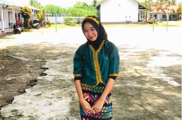 Yuyun Maemunah mengenakan baju adat suku Bima, Nusa Tenggara Barat (NTB). Ia aktif berkegiatan dan berprestasi di sekolahnya.