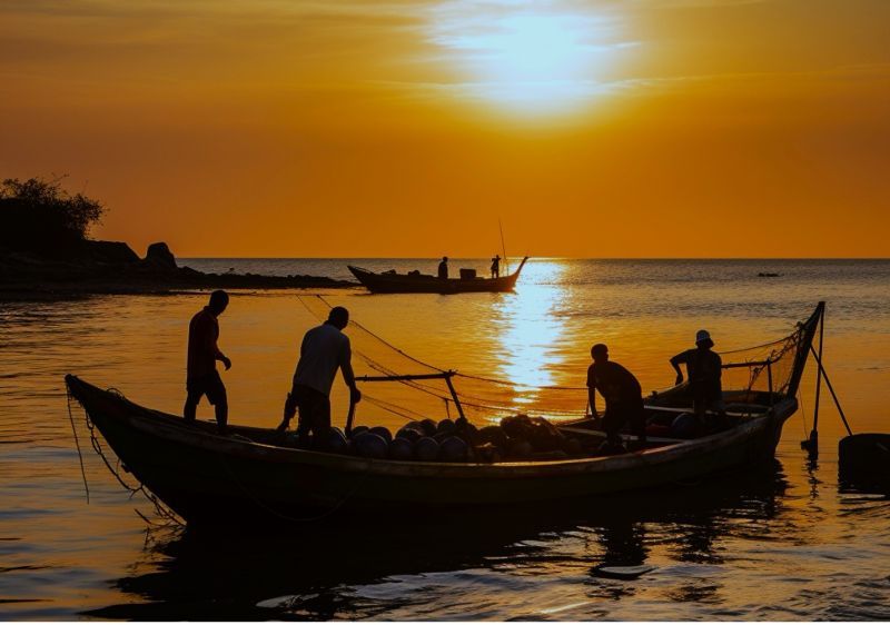Nelayan sedang menangkap hasil laut. Selamat Hari Nelayan Nasional. (Foto: Freepik.com)