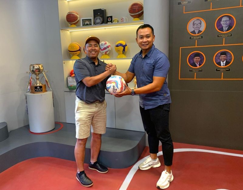 Wakil Rektor IV Unesa, Dwi Cahyo Kartiko (kiri) bersama Pelatih Fisik Timnas U-17, Sofie Imam Faizal (kanan), salah satu yang berkontribusi membawa timnas lolos Piala Dunia U-17 2025 di Qatar. 