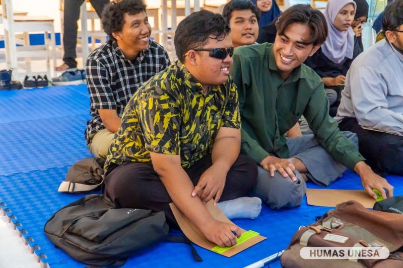 Mahasiswa disabilitas tampak semangat belajar membaca Al-Qur’an braille dan dengan bahasa isyarat. Kegiatan ini merupakan program rutin Unesa setiap bulan Ramadan.