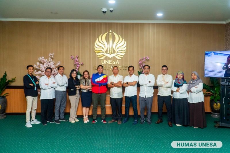 Wakil Rektor IV Unesa, Dwi Cahyo Kartiko dan jajarannya bersama pimpinan dan delegasi Southern Leyte State University (SLSU), Filipina dalam pertemuan di Rektorat Unesa.