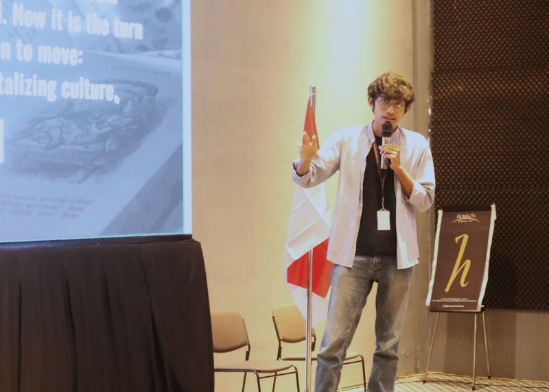 Cahyo Febri Wijaksono termasuk mahasiswa yang aktif dan berprestasi di Unesa. Berbagai inovasi dan kreativitasnya berbuah sejumlah penghargaan. Pengalamannya di Unesa mengantarkannya belajar ke empat negara sekaligus.