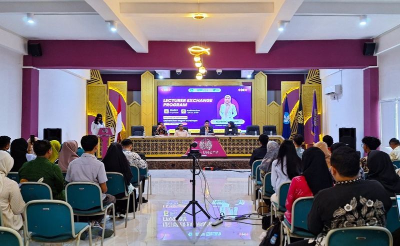 Jajaran pimpinan, dosen, dan mahasiswa S-1, S-2, dan S-3 FIP menghadiri kuliah tamu dengan dosen dari Faculty of Education, Thaksin University.