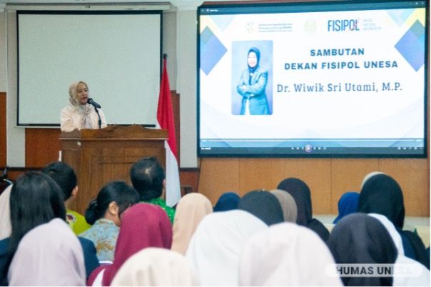 Dekan Fisipol Unesa menyampaikan beberapa penguatan dalam seminar edukasi yang menyasar mahasiswa Prodi S-1 Pendidikan IPS.