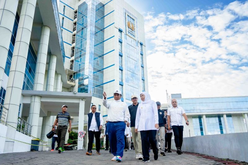 Rektor Unesa, Nurhasan atau Cak Hasan bersama jajaran wakil rektor menunjukkan berbagai fasilitas yang disiapkan untuk Sekolah Rakyat kepada Gubernur Jatim, Khofifah Indar Parawansa dan jajarannya.