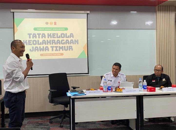 Dekan FIKK memberikan sambutan dalam FGD Tata Kelola Keolahragaan Jawa Timur bersama Kadispora Jatim.