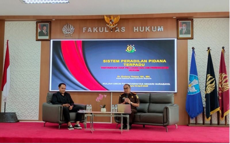 Kepala Kejari Mojokerto, Endang Tirtana, narsumber kuliah umum (kanan), dan Rendy Airlangga, dosen FH Unesa sebagai moderator (kiri).