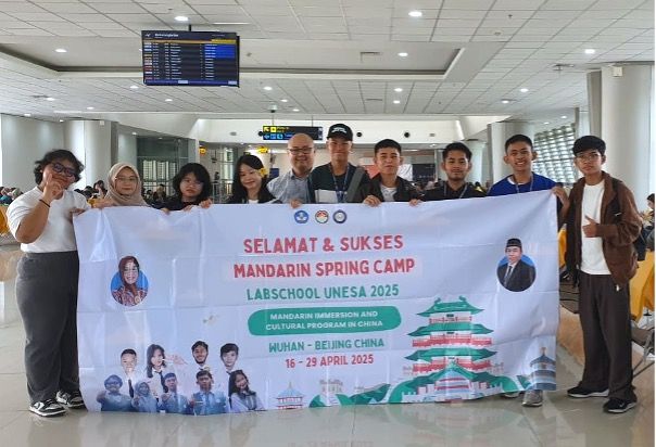 Dokumentasi keberangkatan siswa Labschool Unesa menuju Negeri Tirai Bambu.