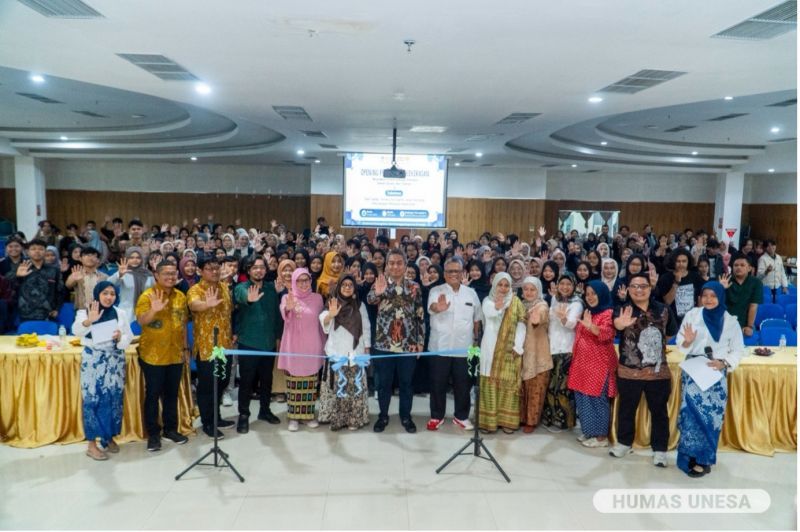 Pemotongan pita dan talkshow menandai dimulainya ‘Pekan PPIS’ yang dihadiri jajaran pimpinan, dekan-wakil dekan, direktur-kasubdit, koorprodi, dosen, dan ratusan mahasiswa Unesa.