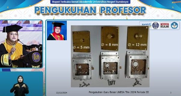 Guru besar bidang fisika material Universitas Negeri Surabaya (Unesa), Prof. Dr. Frida Ulfah Ermawati, M.Sc., menunjukkan prototipe material Mg1-xZnx yang berhasil dikembangkan sebagai material resonator radar.
