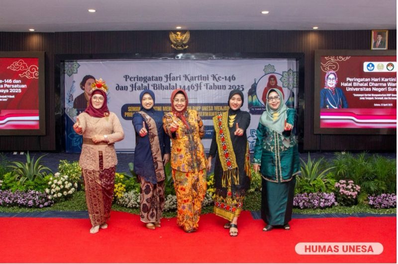 Ketua DWP Unesa (tengah) bersama jajaran pengurus dalam Peringatan Hari Kartini dan Halalbihalal di FIKK.