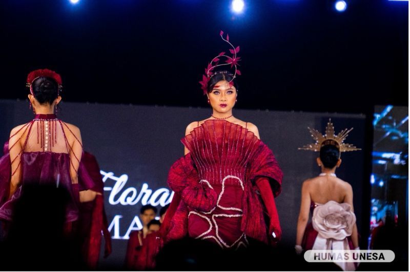 Fashion Show menjadi ajang unjuk karya busana para desainer muda berbakat Fakultas Vokasi Unesa.