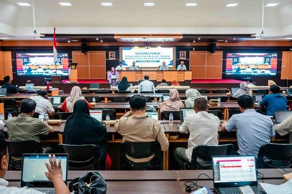 Tim dari unit kerja terkait selingkung Unesa menghadiri sosialisasi fitur baru e-Office yang diselenggarakan Direktorat Hukum, Ketatalaksanaan, dan Reformasi Birokrasi Unesa.