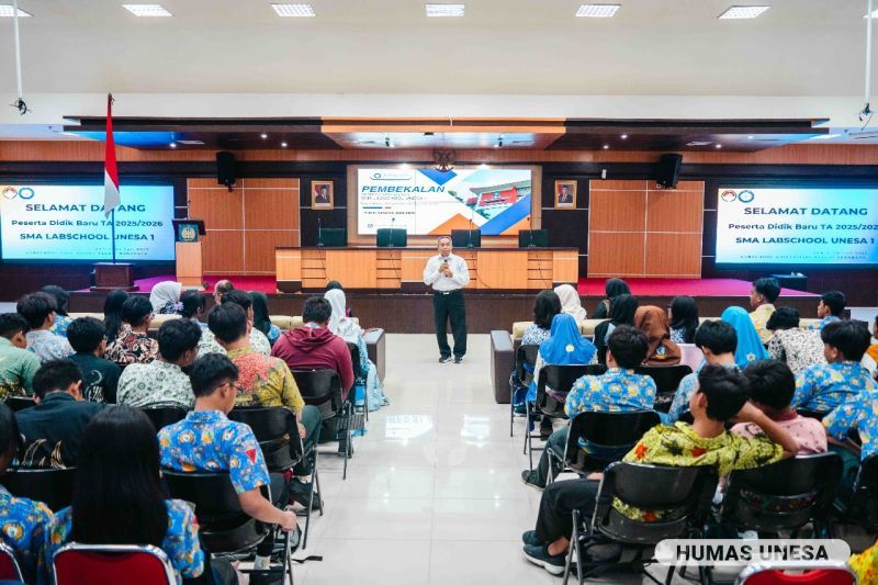 Guru Besar Manajemen Pendidikan Unesa, Sujarwanto, memaparkan materi penguatan karakter siswa