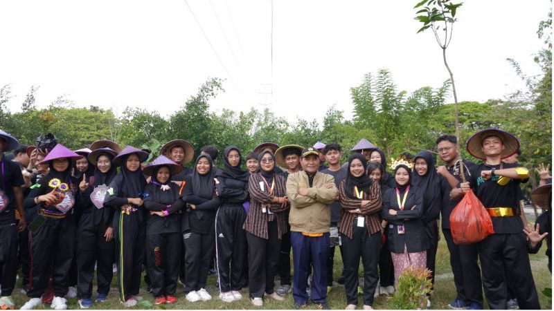 Pimpinan FIP bersama maba dalam gerakan penanaman pohon dukung tujuan pembangunan berkelanjutan atau SDGs.