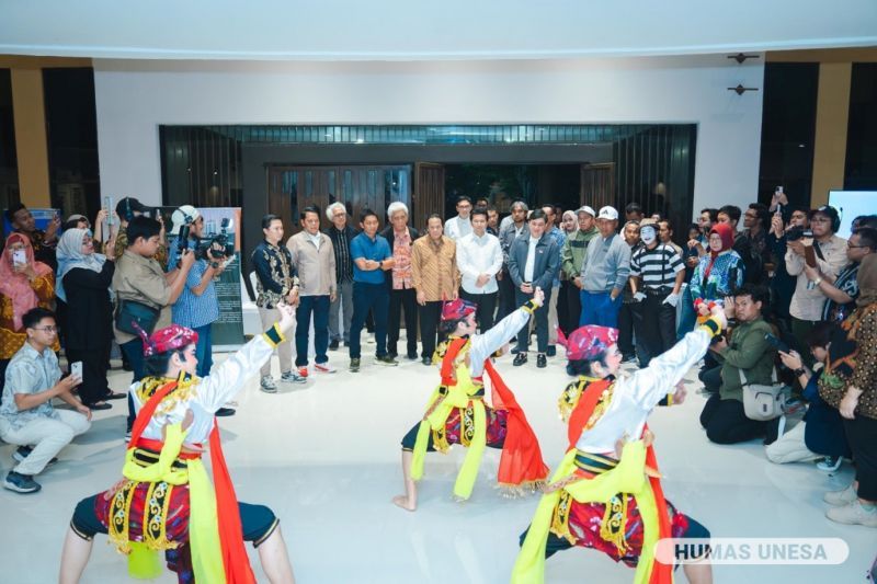 Penampilan tari mahasiswa menyambut kedatangan Stafsus Presiden, Yovie Widianto dan Wagub Jatim Emil Dardak.