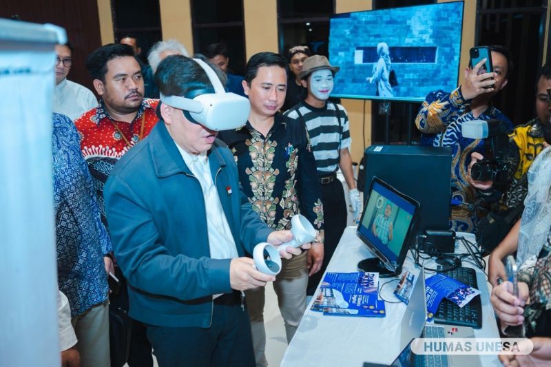 Stafsus Presiden, Yovie Widianto menjajaki berbagai karya, produk, dan inovasi Unesa di bidang seni, budaya, dan ekonomi kreatif. 