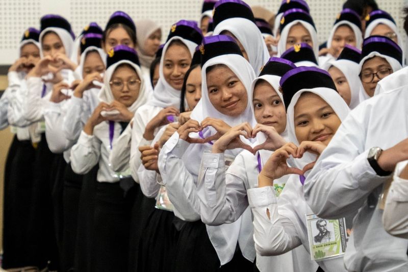 Semangat mahasiswa baru Psikologi Unesa mengikuti rangkaian PKKMB.