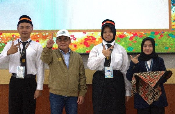 Dekan Vokasi, Suprapto bersama dua perwakilan maba dalam sesi pembukaan PKKMB.