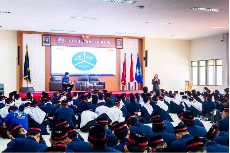 Suasana kegiatan PKKMB di Fakultas Hukum Unesa.