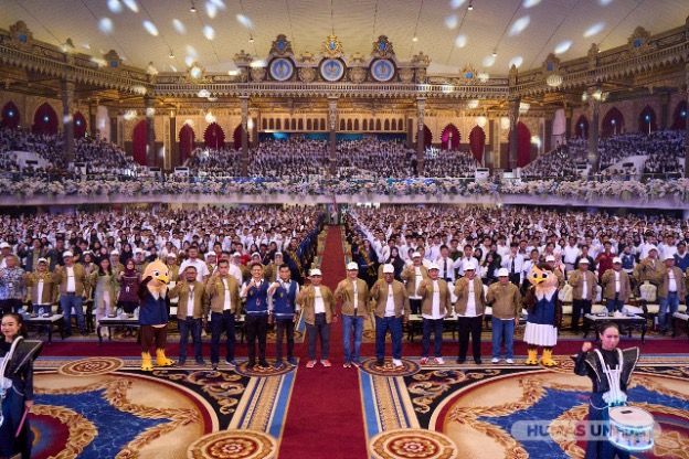 Jajaran pimpinan dan seluruh keluarga besar Unesa dalam Puncak Inagurasi PKKMB 2025.