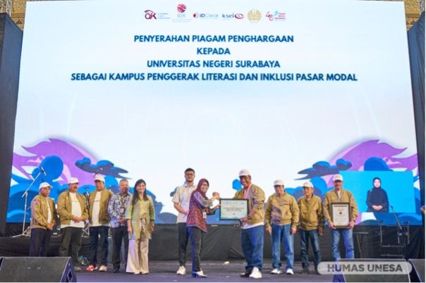 Rektor Unesa, Cak Hasan menerima penghargaan yang diserahkan langsung Kepala OJK Provinsi Jawa Timur, Yunita Linda Sari pada Puncak Inagurasi PKKMB Unesa 2025.