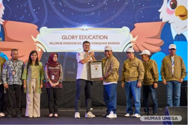 Unesa menerima penghargaan Rekor MURI pembuatan video peduli lingkungan terbanyak oleh garda muda Unesa.