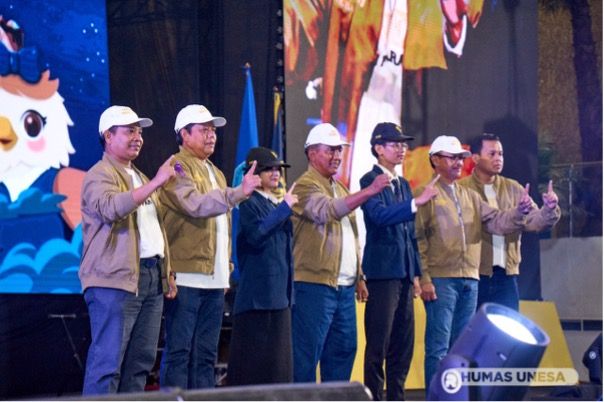Pimpinan Unesa bersama perwakilan maba dalam sesi pengukuhan.