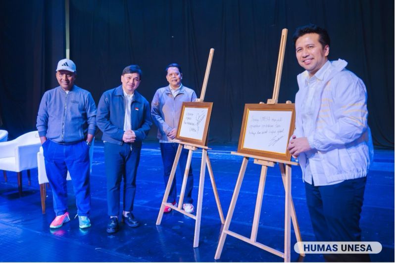Didampingi Rektor Cak Hasan; dan Wakil Rektor III Bambang Sigit Widodo; Wagub Jatim Emil Dardak dan Stafsus Presiden Bidang Ekonomi Kreatif Yovie Widianto menuliskan kesan dan harapannya terhadap Unesa.
