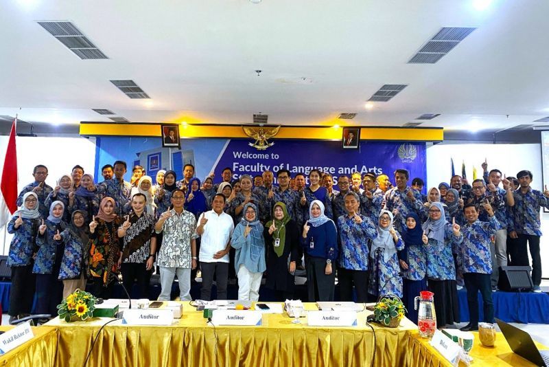 Tim asesor Itjen Kemendiktisaintek bersama jajaran pimpinan Unesa, dekanat, direktur, koorprodi, dan unit kerja terkait di lingkungan Unesa.