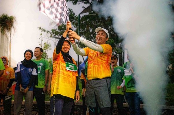 Medic-Run dibuka wakil rektor IV Unesa dan dekan FK Unesa.