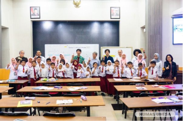 Selain mengisi workshop, pakar dari ‘Negeri Sakura’ itu juga mengajar di SD Labschool Unesa 1 Surabaya.