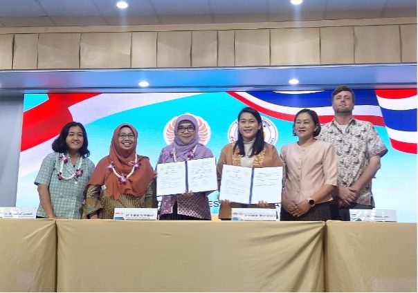 Dekan Fpsi menandatangani MoA kerja sama dengan Waraphat School Thailand terkait program pertukaran, hingga magang.