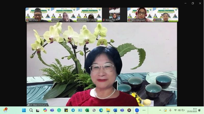 Wen-Chi Huang, profesor dari Department of Agribusiness Management, National Pingtung University of Science and Technology, Taiwan memaparkan materi tentang ‘Climate Change Adaptation Strategies on Food Security di hadapan civitas FKP Unesa.