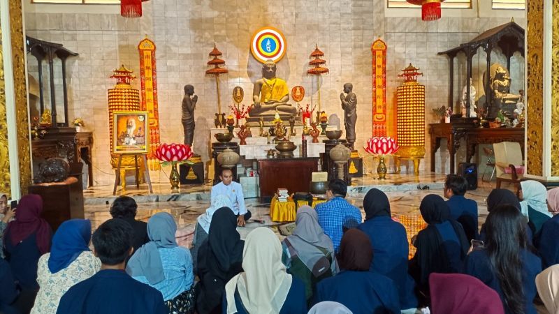 Dalam pembekalan ini, mahasiswa diajak untuk menggali dan mempelajari langsung nilai-nilai Pancasila mulai di Museum Islam Indonesia, Pesarean Gus Dur, hingga Patung Buddha Tidur.