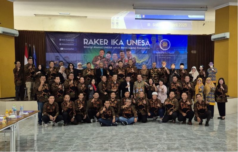 Jajaran pengurus pusat IKA Unesa peride 2025-2030 dalam forum Rapat Kerja di Balai Besar Penjaminan Mutu Pendidikan (BBPMP) Jawa Timur.