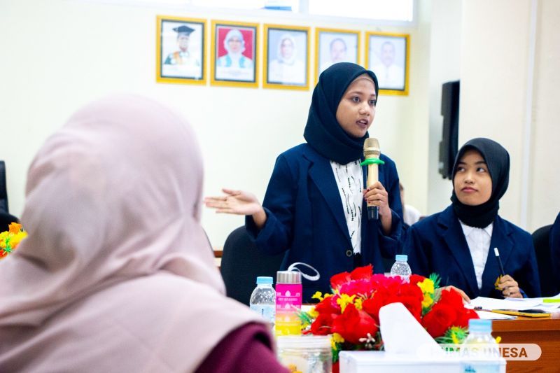 Salah satu peserta tim menyampaikan argumennya di hadapan tim juri pada babak grand final kompetisi debat ‘Pekan PPIS’ Unesa.