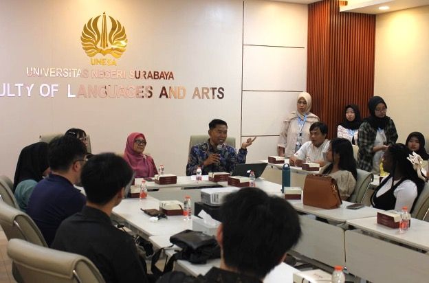 Dekanat FBS dan Ketua BIPA bersama sahabat BIPA Unesa menyambut hangat mahasiswa baru program BIPA di FBS.