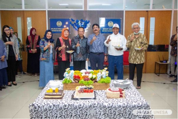 Tokoh sekaligus guru besar Universitas Negeri Surabaya (Unesa), Prof Haris Supratno mengakhiri masa bakti tepat di HUT-nya yang ke-70. Seluruh jajaran pimpinan hadir dalam acara syukuran di Rektorat Unesa.