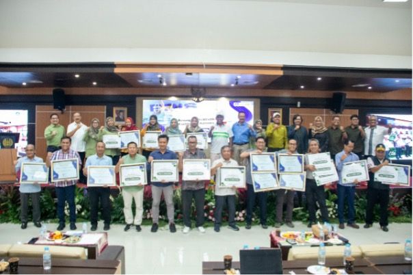 DPPIS memberikan penghargaan kepada fakultas dan prodi dengan kinerja terbaik dalam mendukung program pencegahan dan penanggulangan isu strategis di Unesa.