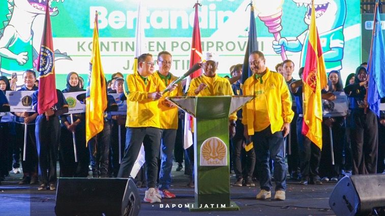 Pomprov III Jatim dibuka Sekda Jatim Adhy Karyono, yang didampingi Ketua KONI Jatim Muhammad Nabil; Ketua Bapomi Jatim, Martadi; dan Rektor Unesa, Nurhasan atau Cak Hasan.