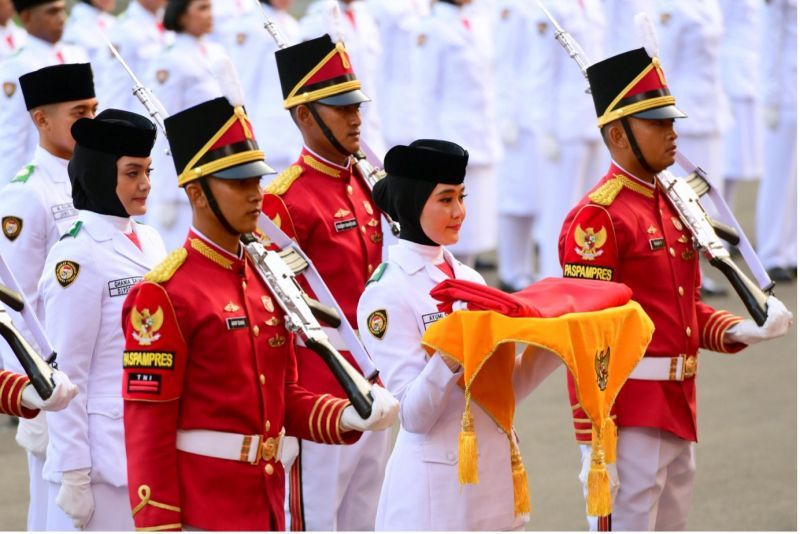 Ayumi Putri Sasaki (pembawa bendera) menjadi anggota Pasukan Pengibar Bendera Pusaka (Paskibraka) Nasional.