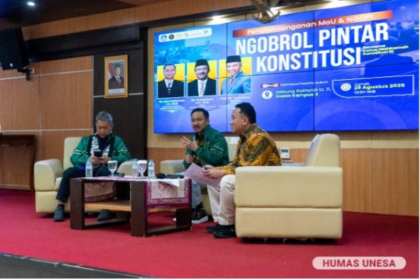 Ketua MK, Suhartoyo memberikan penguatan seputar konstitusi dalam sesi ngobrol pintar dengan civitas Unesa.